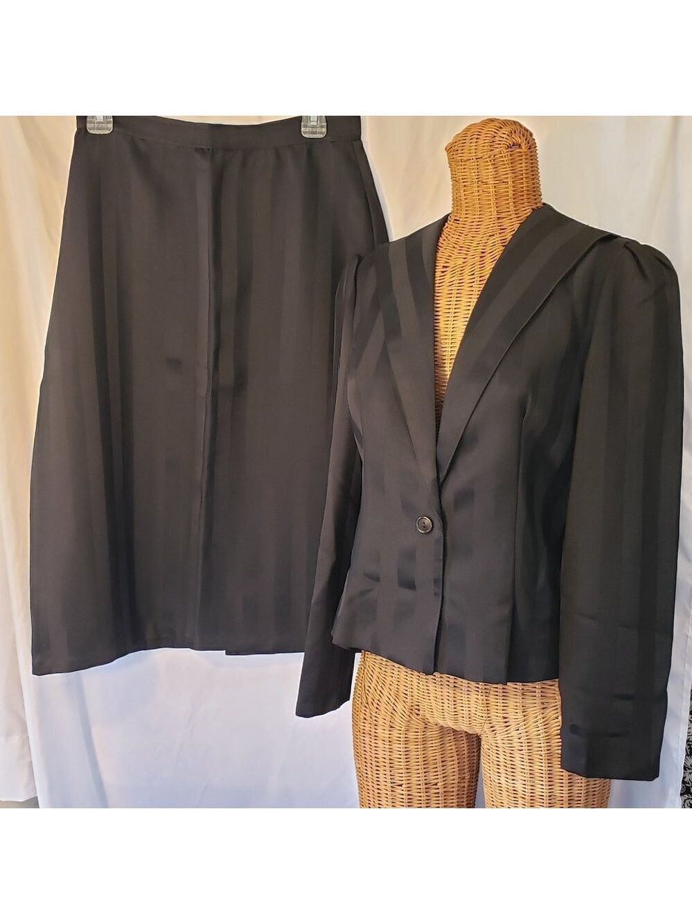 Women's Vintage Black Wide Pinstripe Skirt & Blazer Set - 10